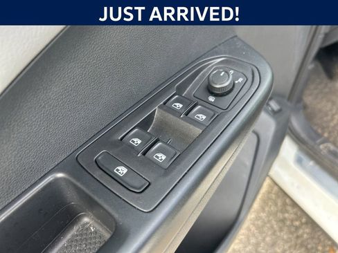 Used 2023 Volkswagen Taos SE w/ Panoramic Sunroof Package FWD image 10