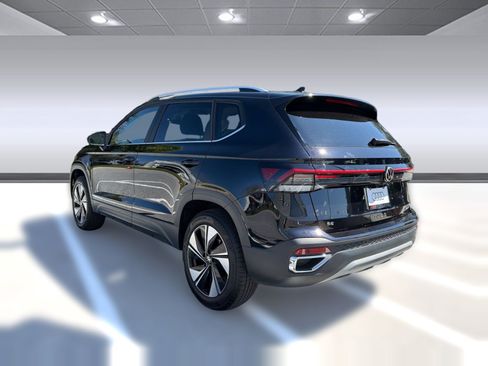 Used 2025 Volkswagen Taos SE AWD/4WD image 3