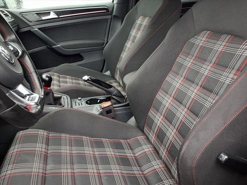 Used 2017 Volkswagen Golf S image 3