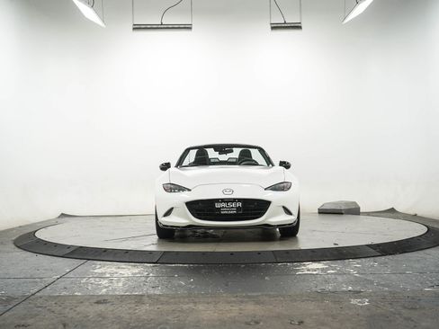 Used 2023 MAZDA MX-5 Miata Club w/ Appearance Package RWD image 10