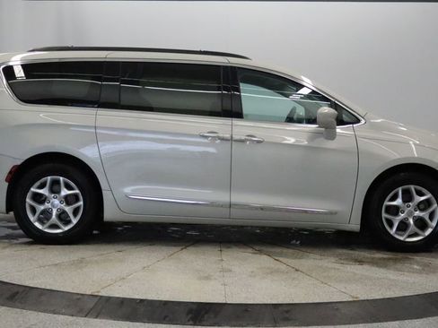 Certified 2017 Chrysler Pacifica Touring-L w/ Tire & Wheel Group image 8