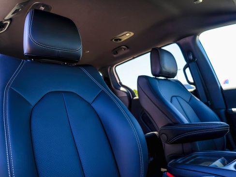 New 2027 Chrysler Pacifica Select FWD image 15