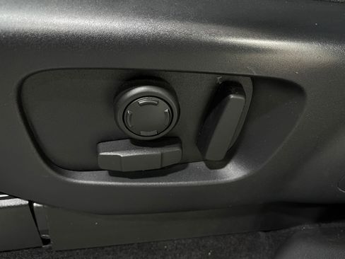 Used 2017 Land Rover Discovery SE image 18