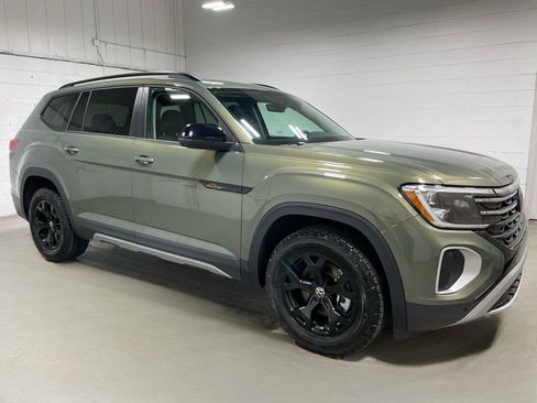Used 2025 Volkswagen Atlas Peak Edition SE AWD/4WD image 3