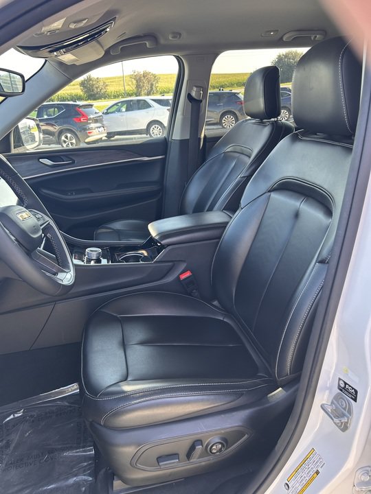 Used 2023 Jeep Grand Cherokee Limited AWD/4WD image 10