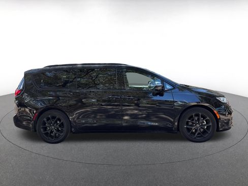 Used 2025 Chrysler Pacifica Limited FWD image 8
