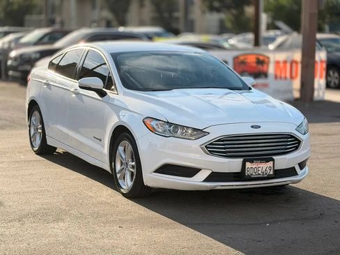 Used 2018 Ford Fusion SE FWD image 2