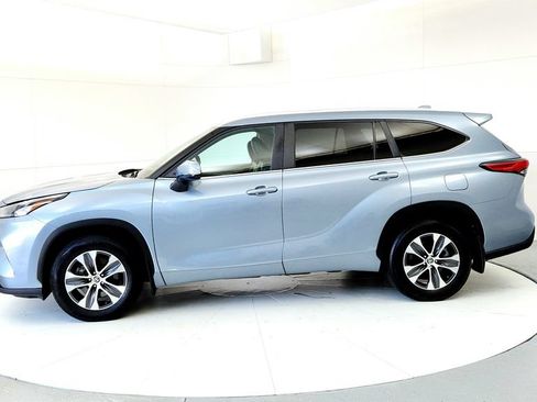 Used 2023 Toyota Highlander XLE AWD/4WD image 3