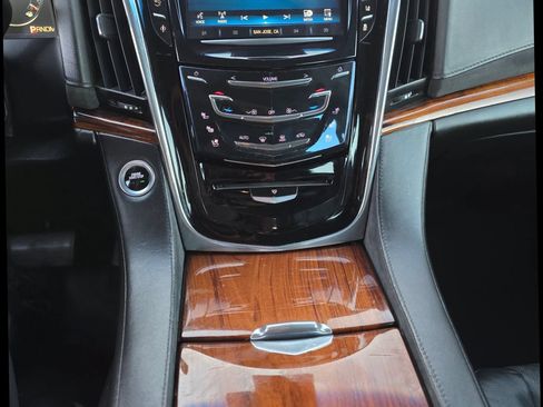 Used 2015 Cadillac Escalade ESV Luxury AWD/4WD image 19