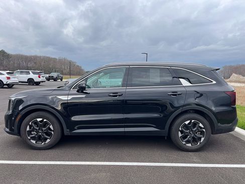 Used 2024 Kia Sorento S image 2