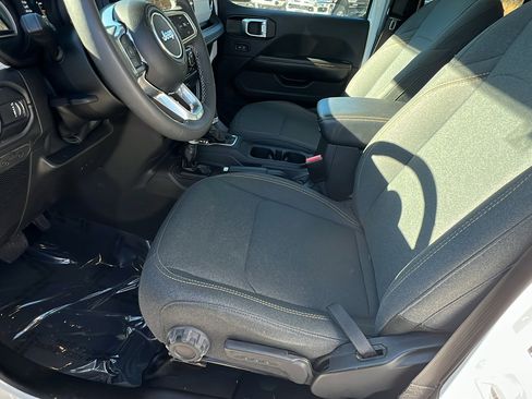 Used 2025 Jeep Wrangler Sahara image 16