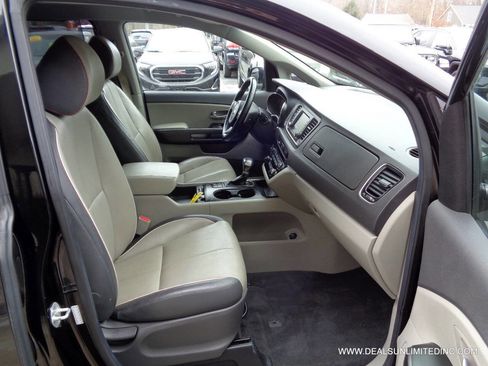 Used 2017 Kia Sedona LX w/ LX Essentials Premium Package image 24