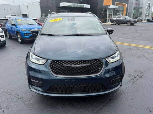 Used 2025 Chrysler Pacifica Limited FWD image 2