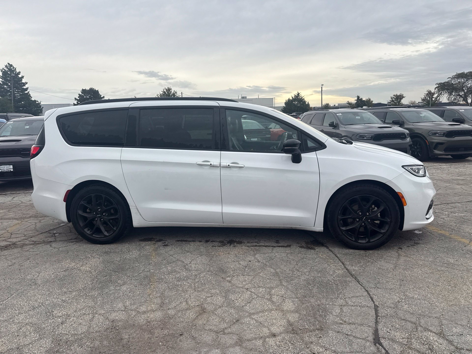 Used 2025 Chrysler Pacifica Limited FWD image 5