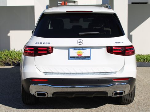 Used 2025 Mercedes-Benz GLB 250 4MATIC image 7