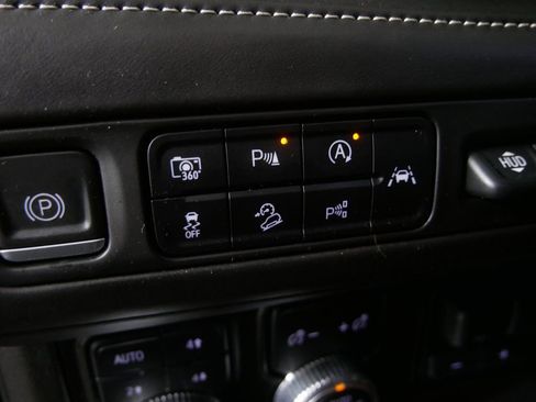 Used 2023 GMC Yukon Denali Ultimate image 18