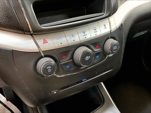 Used 2019 Dodge Journey SE w/ Connectivity Group FWD image 16