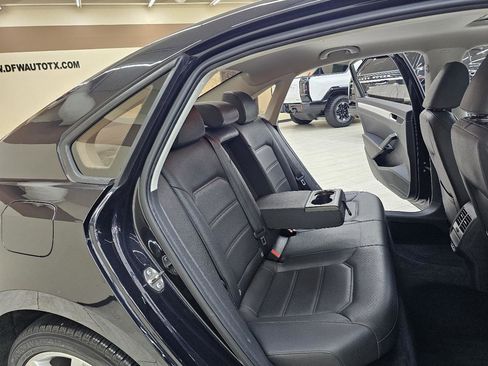 Used 2019 Volkswagen Passat Wolfsburg Edition image 22