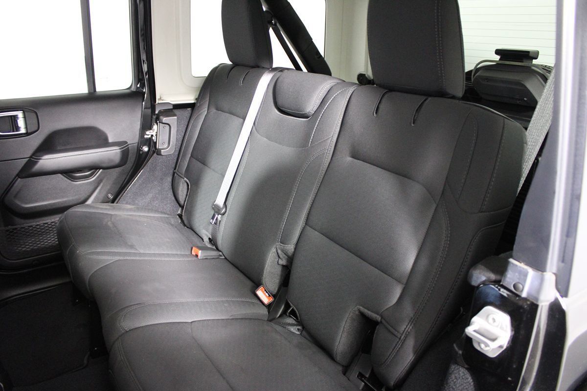 Used 2022 Jeep Wrangler Unlimited Sahara AWD/4WD image 17