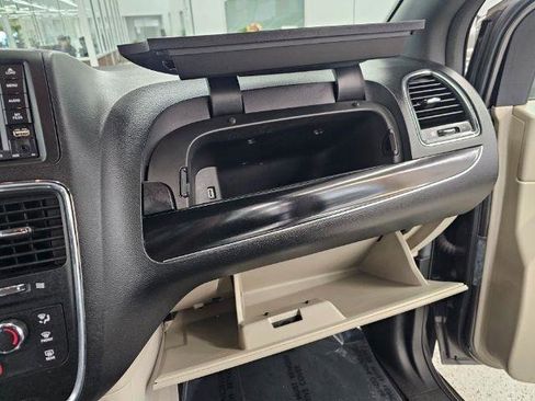 Used 2018 Dodge Grand Caravan SXT image 21