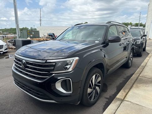 Used 2025 Volkswagen Atlas SE image 3