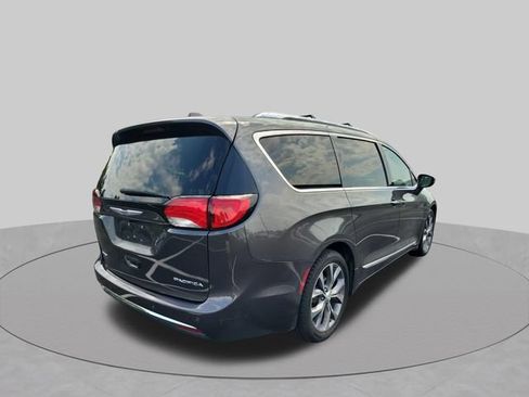 Used 2018 Chrysler Pacifica Limited w/ Tire & Wheel Group FWD image 13