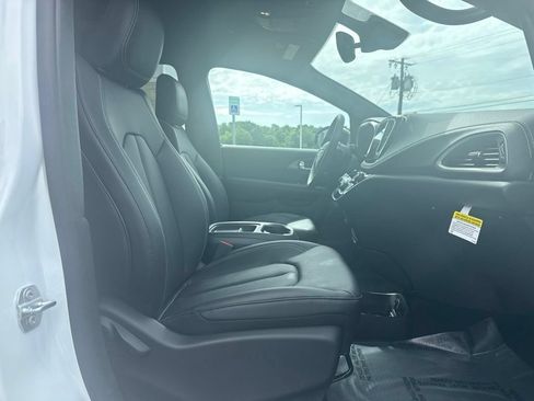 New 2027 Chrysler Pacifica Select AWD/4WD image 11
