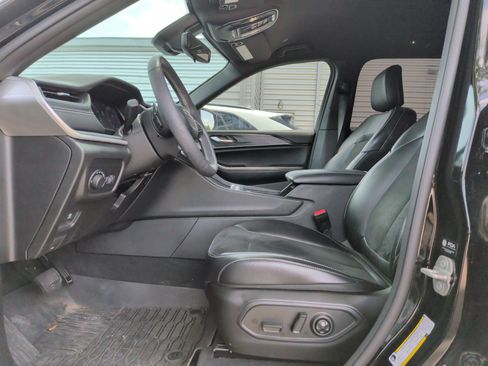 Used 2024 Jeep Grand Cherokee Altitude RWD image 15