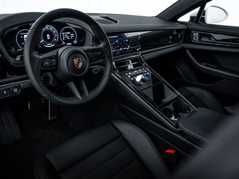 Certified 2025 Porsche Panamera 4 image 4