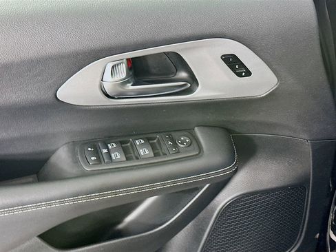 Used 2025 Chrysler Pacifica Limited image 27