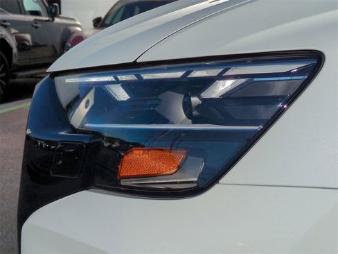 Used 2025 Audi Q8 Premium Plus image 10