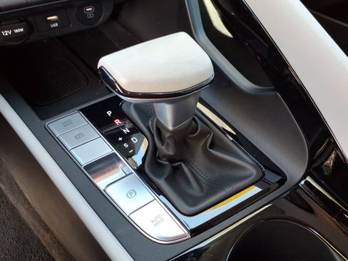 Certified 2025 Hyundai Elantra Limited FWD image 24