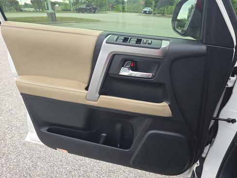 Used 2020 Toyota 4Runner SR5 Premium w/ Moonroof Package AWD/4WD image 25