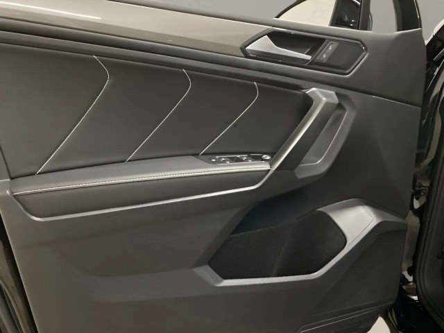 Used 2023 Volkswagen Tiguan SE w/ Panoramic Sunroof Package FWD image 16