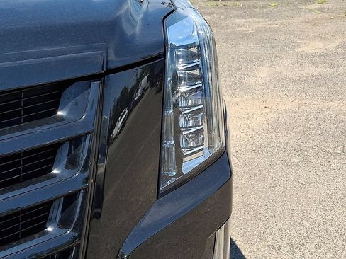 Used 2020 Cadillac Escalade Luxury w/ Escalade Sport Edition AWD/4WD image 37