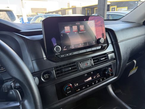 Used 2025 Nissan Pathfinder S FWD image 17