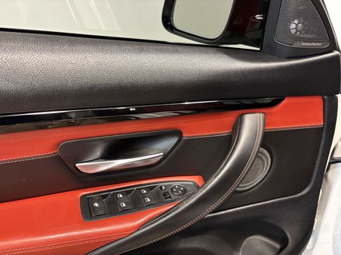 Used 2017 BMW M4 Convertible RWD image 19