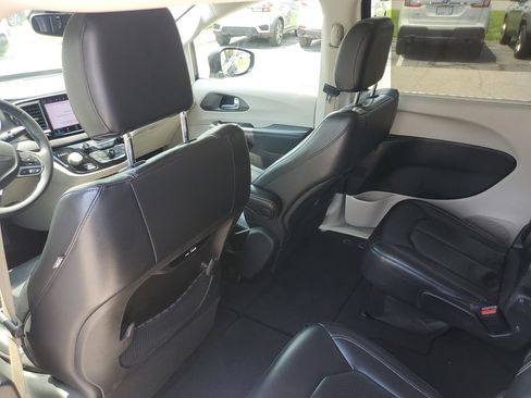Used 2022 Chrysler Pacifica Touring-L FWD image 16