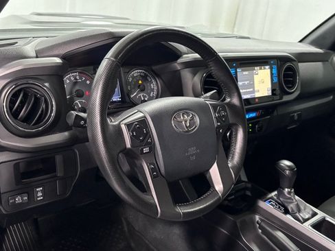 Used 2016 Toyota Tacoma TRD Sport AWD/4WD image 9