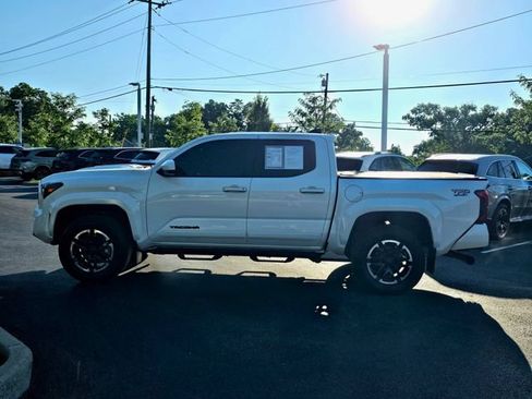 Used 2024 Toyota Tacoma TRD Sport AWD/4WD image 12