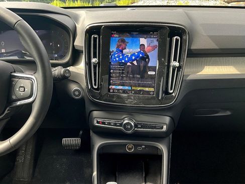 Used 2023 Volvo XC40 B5 Plus image 30