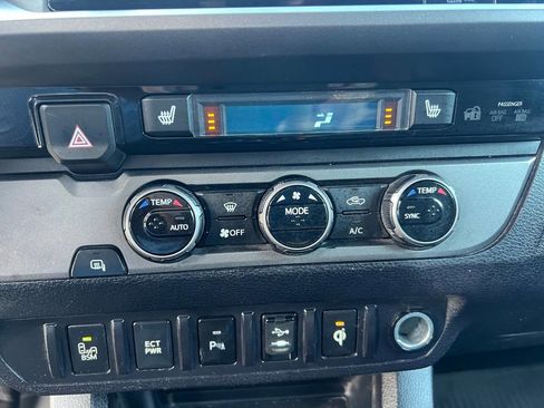 Used 2016 Toyota Tacoma TRD Sport image 13