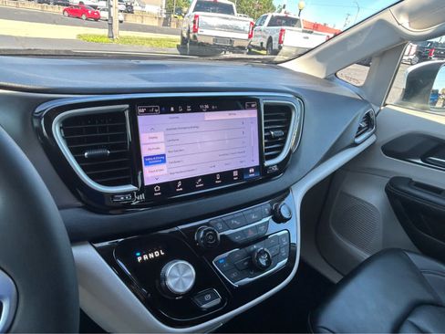 Used 2023 Chrysler Pacifica Touring-L FWD image 40
