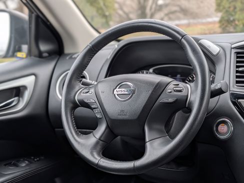 Used 2019 Nissan Pathfinder SV image 14