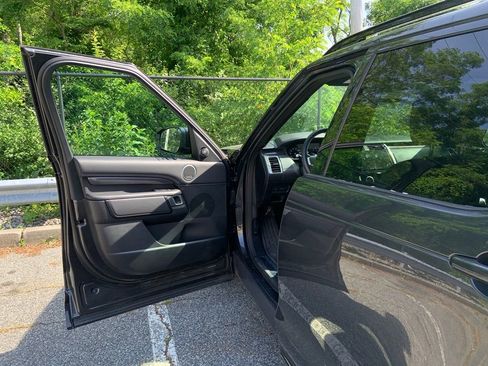 Certified 2024 Land Rover Discovery Metropolitan Edition image 13