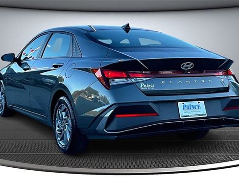 Used 2024 Hyundai Elantra SEL image 4
