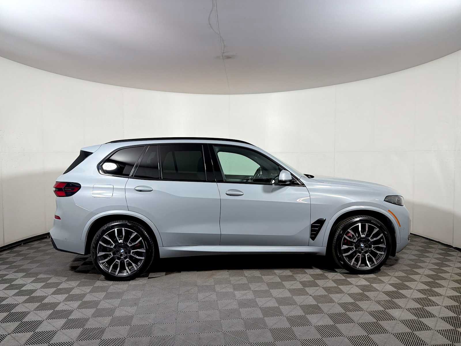 Used 2024 BMW X5 xDrive40i w/ M Sport Package AWD/4WD image 7