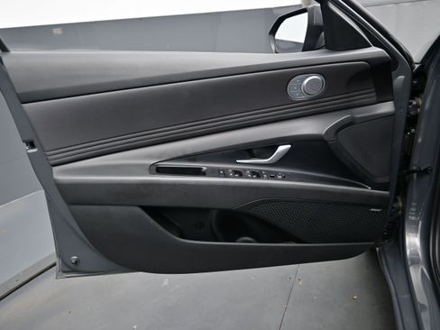 Used 2025 Hyundai Elantra Limited FWD image 9