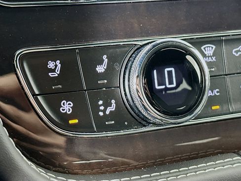 Used 2022 Bentley Bentayga AWD/4WD image 29