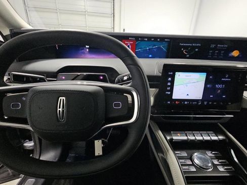 Used 2025 Lincoln Nautilus Premier AWD/4WD image 8